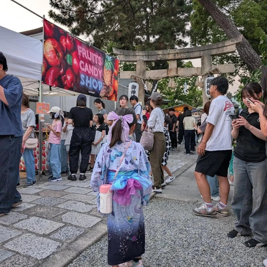 夏ですねー、近所の神社の夏祭りです！長女は、この前買った浴衣...