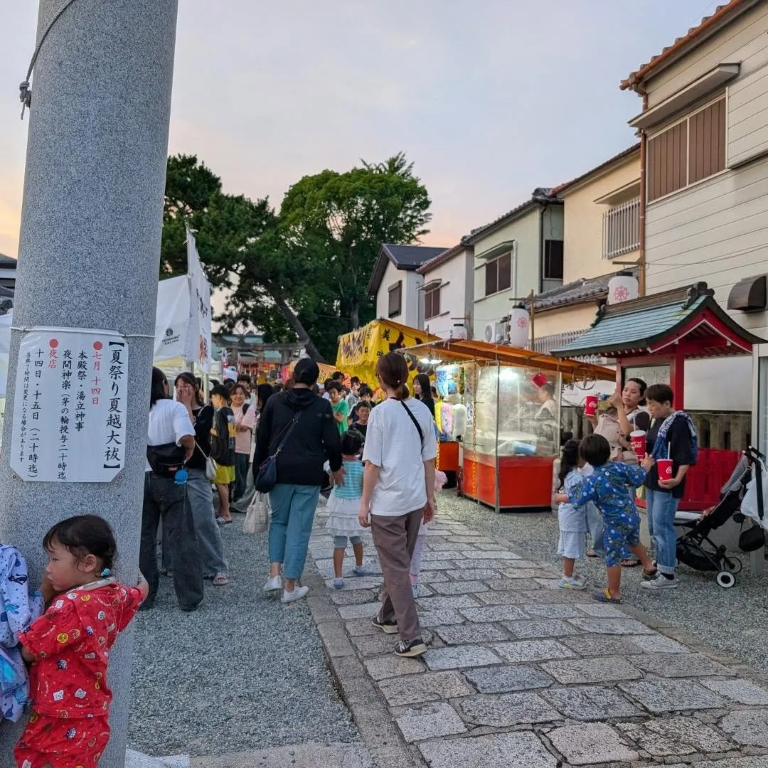 夏ですねー、近所の神社の夏祭りです！長女は、この前買った浴衣...
